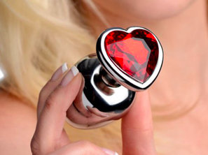 Metalen buttplug set met rode hartvormige siersteen